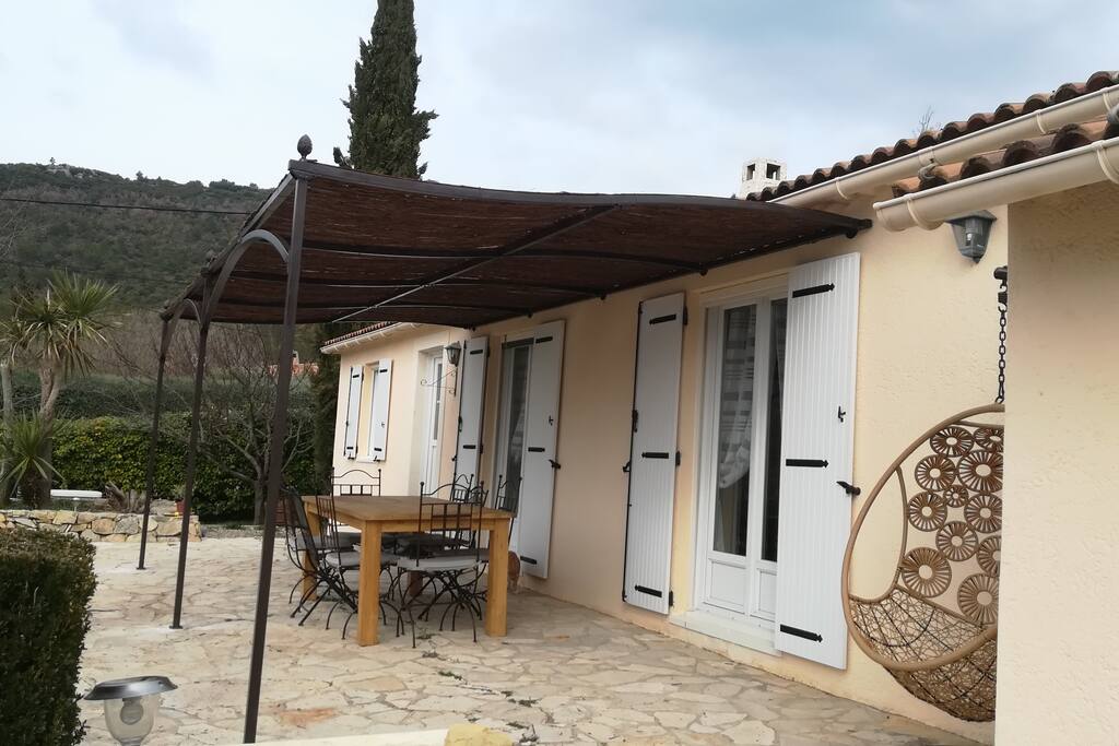Espace repas sous la pergola