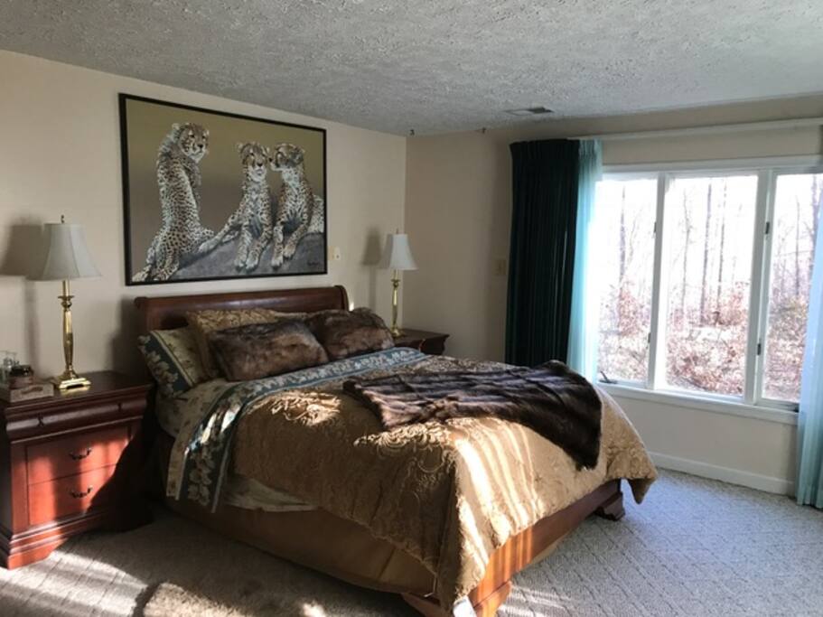 Vintage bedroom w/queen bed