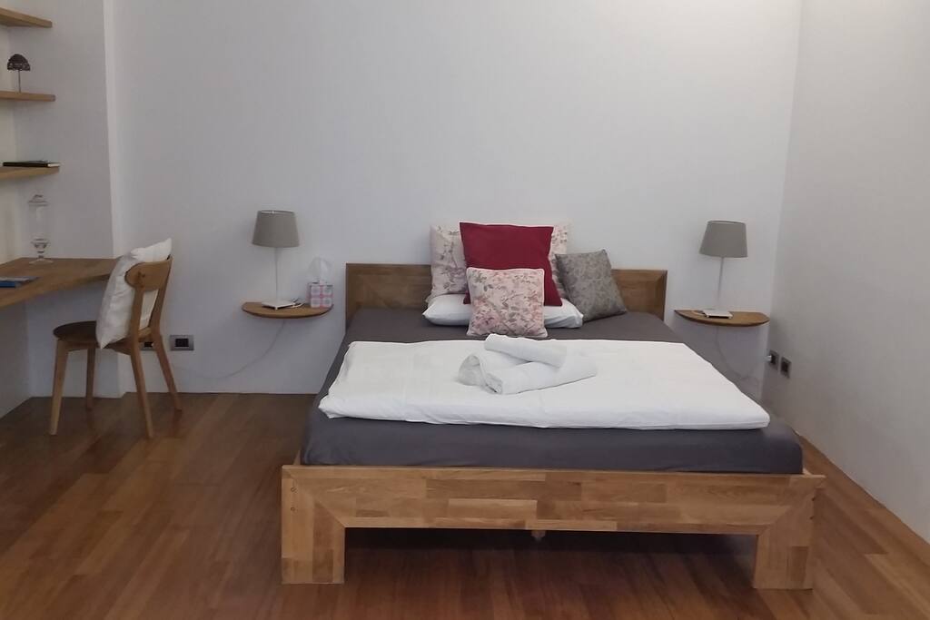 letto matrimoniale con angolo scrivania