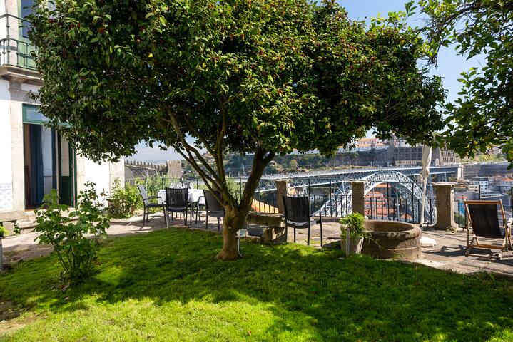 Apartment with a shared garden gallery image 4