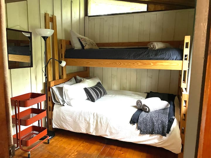 Ორადგილიანი საწოლი ქვედა ნაწილში და ერთადგილიანი საწოლი ზემოთ.  Ამას გარდა, საწოლის ქვეშ დგას გასაშლელი საწოლი.