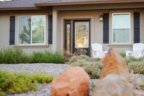 Cheerful New Cottage Style Family Mountain Getaway