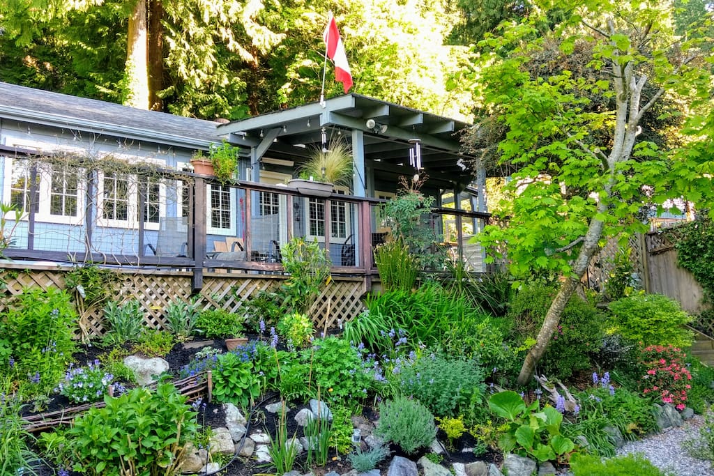 Keats View Cottage - garden and sea view just 70 min from Vancouver. Two Km from Langdale Ferry terminal and two km from the village at Gibsons Landing.