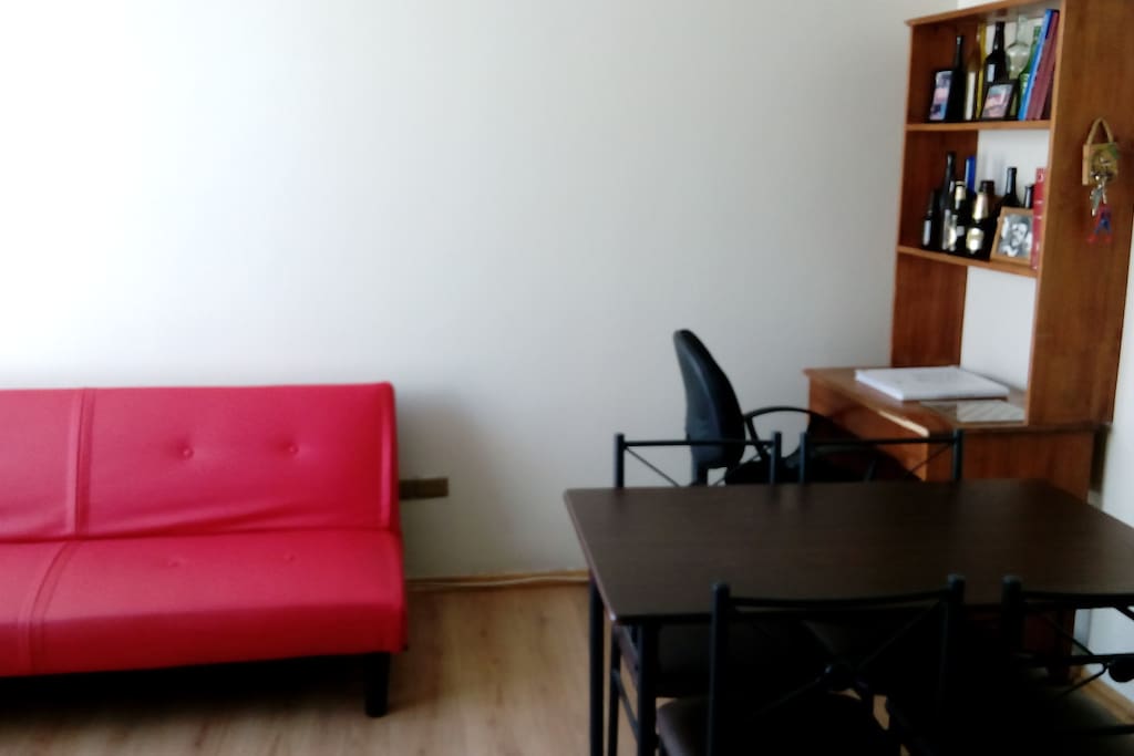 Sillón cama y espacio de trabajo
