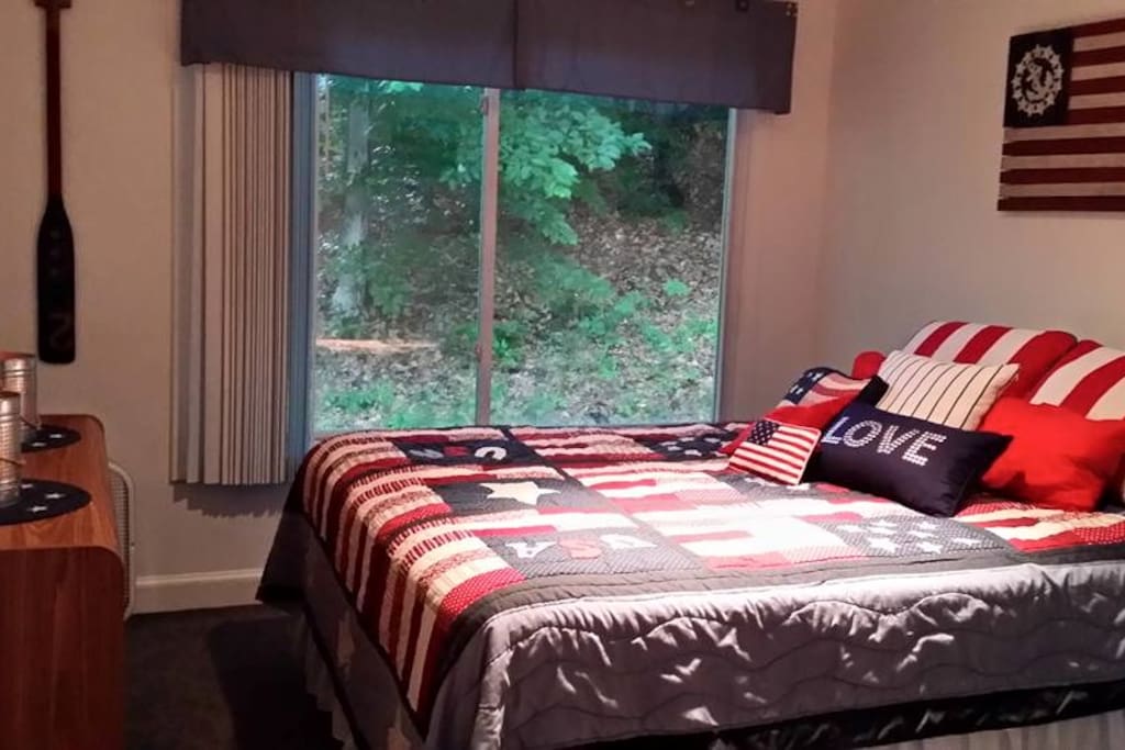 Americana Room-Queen Bed