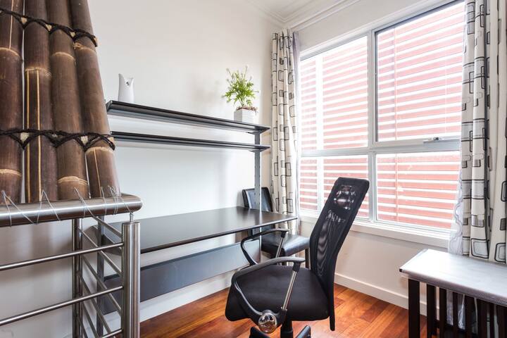 Super comfy – super spacious – walk to CBD gallery image 4