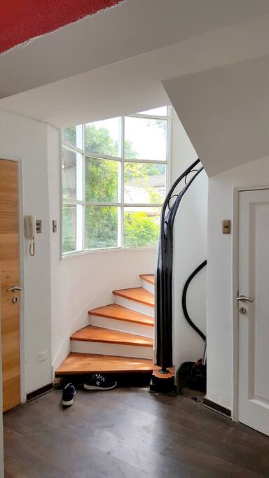 Escalera hacia habitaciones
