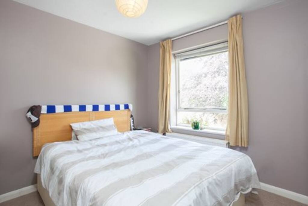 Double bedroom facing the garden