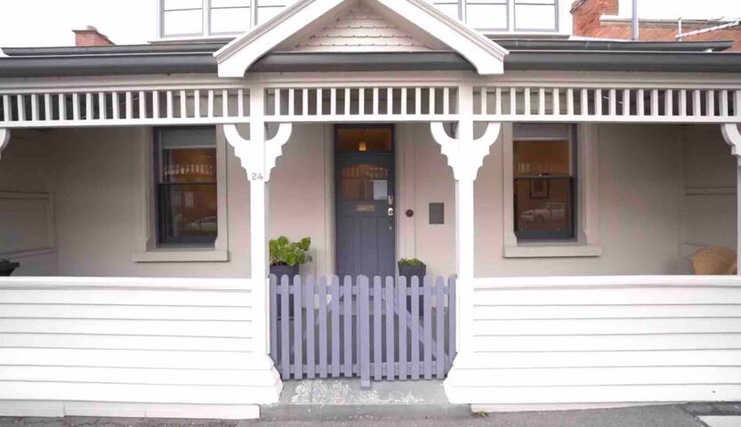 Stylish & Spacious up to 3Bedroom house Hobart CBD