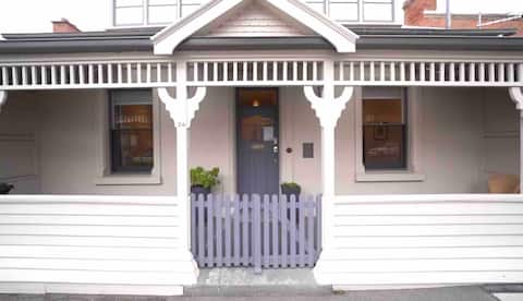 Top performing Airbnb: Stylish & Spacious up to 3Bedroom house Hobart CBD in Hobart