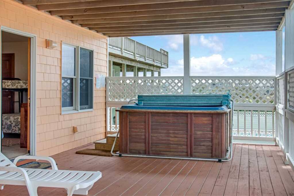 SS30: Lacrosse the Banks | Mid Level Hot Tub