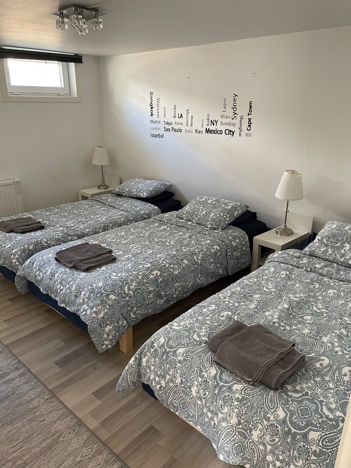 Три кревета x 90 см 