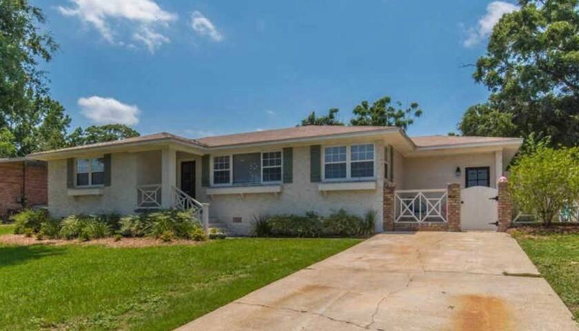 Private guest suite! Minutes from Downtown Pcola