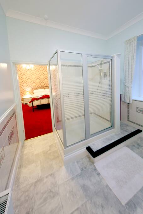 Kings Tor en-suite.