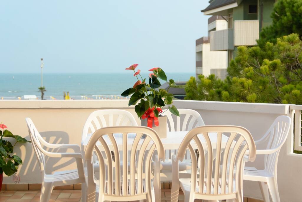 grande terrazzo con vista diretta sul mare
