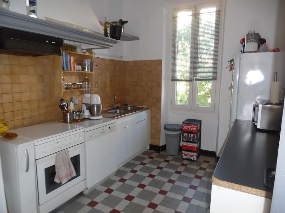 cuisine spacieuse .Electroménager: frigo-congélateur,cuisinière 4 feu +four .four micro-onde ,friteuse ,robot pâtissier, cafetière ...