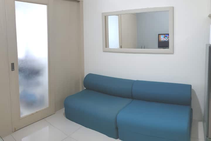 2 ספות יחיד שהופכות למיטת קינג סייז כאשר הן ממוקמות במצב מיטה. 