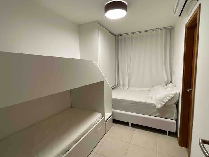Suite 2 (sakafu ya juu), yenye
kiyoyozi Kitanda cha watu wawili Kitanda
cha ghorofa moja