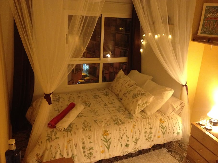 Dormitorio doble por la noche