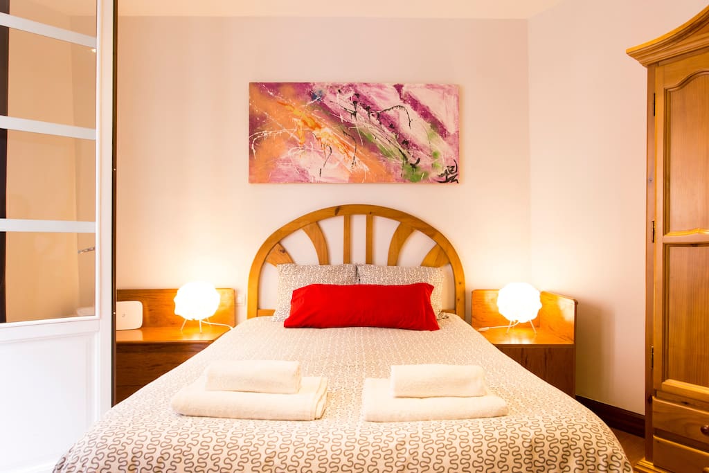 Habitación principal, cama de matrimonio con mirador a la calle.