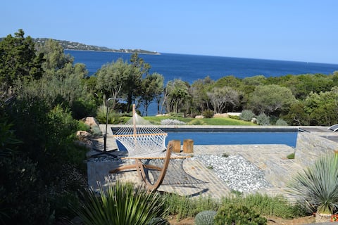 Beautiful Villa with pool – feet in the water