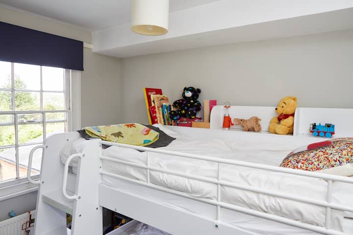 Ორსართულიანი სახლები და სათამაშოები ბავშვებისთვის