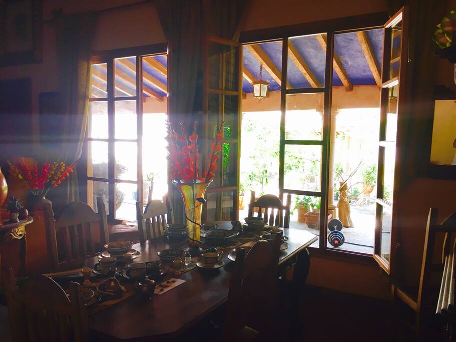 Precioso decorado art-folk con piezas de Michoacán , Puebla y Guadalajara entre otros