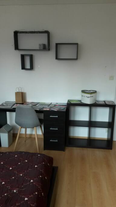 Espace bureau avec un petit meuble pour poser vos documents ou autres