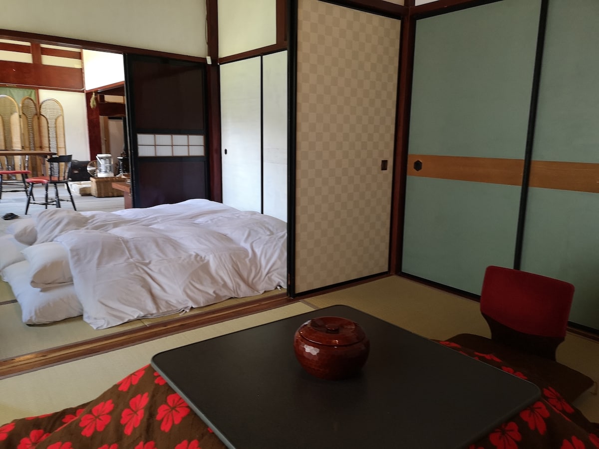 Este es un dormitorio donde los huéspedes pueden quedarse.Puedes relajarte y usar el gran espacio.