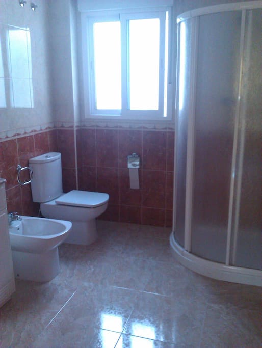 baño espacioso