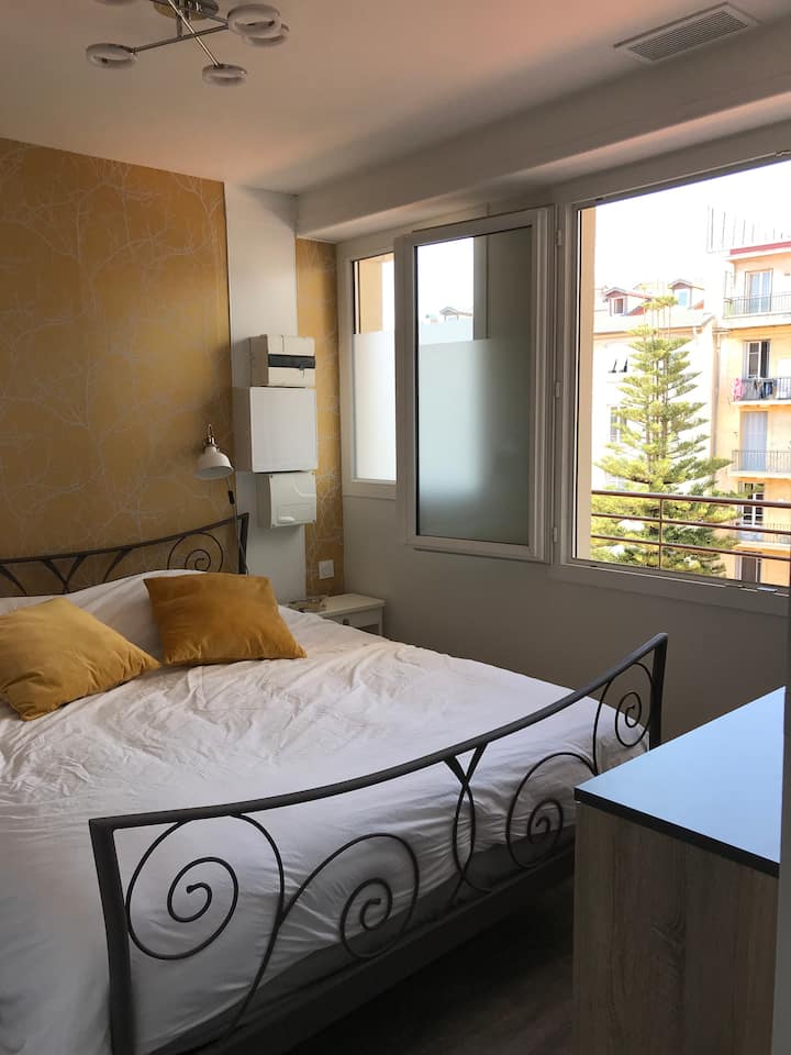 تم توفير غرفة النوم الأولى بسرير بحجم كوين ( 160 × 200) وملاءات وبطانيات ، وغرفة نوم أولى بسرير بحجم كوين وملاءات وأغطية.