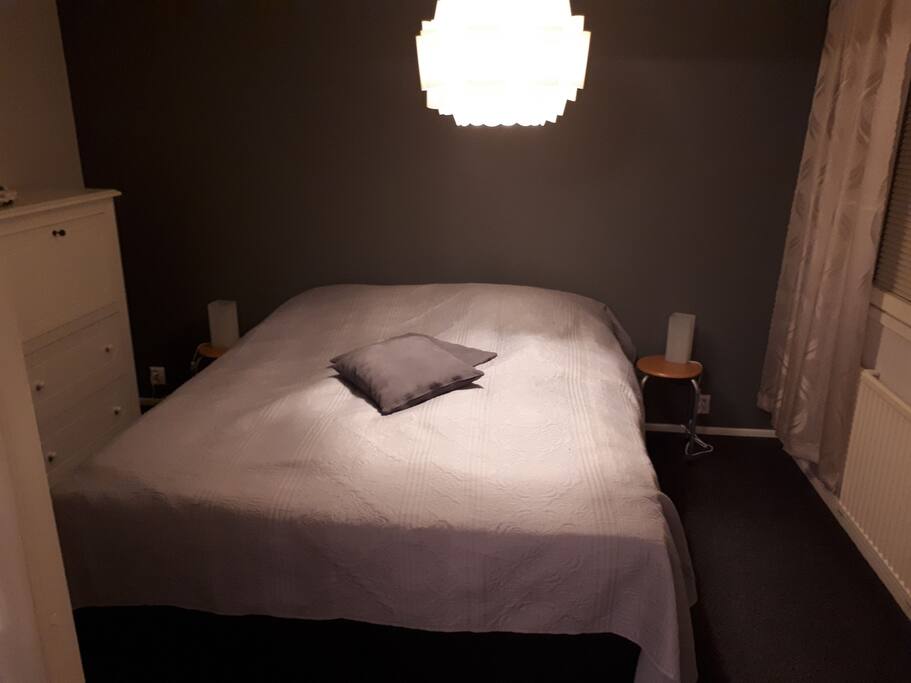 päämakuuhuone jossa 160x200 leveä jenkkisänky