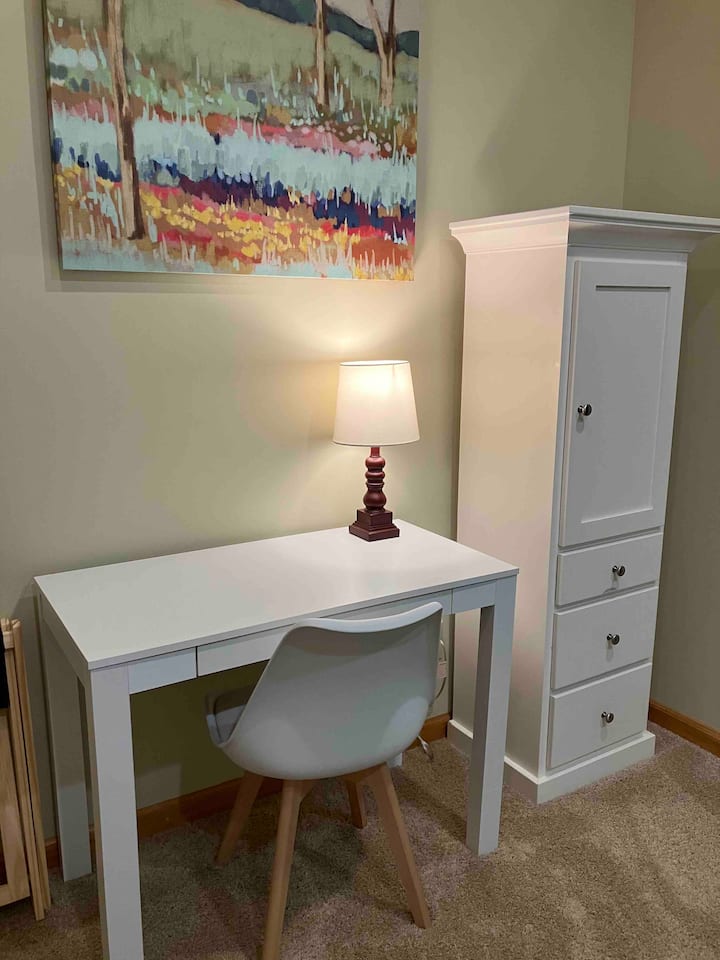 Ერთ ‑ ერთ საძინებელში მოსახერხებელი სამუშაო მაგიდა,  ასევე, ძლიერი ინტერნეტი, ვილიდან მუშაობა მარტივია!