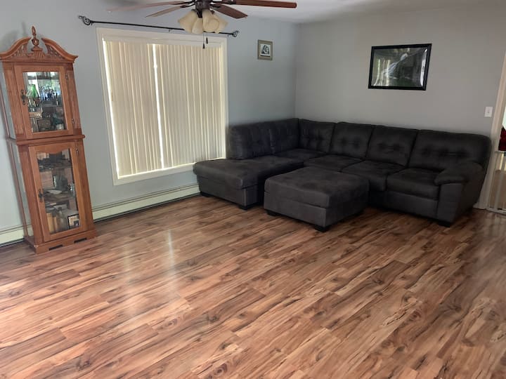 Salon, canapé confortable et assez grand pour dormir ou tout simplement s'asseoir et se détendre ! 