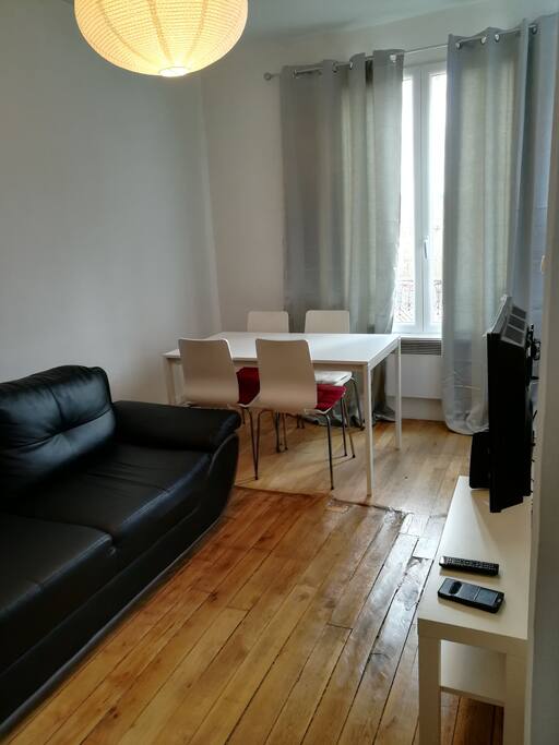 une table avec chaises pouvant accueillir un ordinateur portable pour travailler WiFi free 24/24