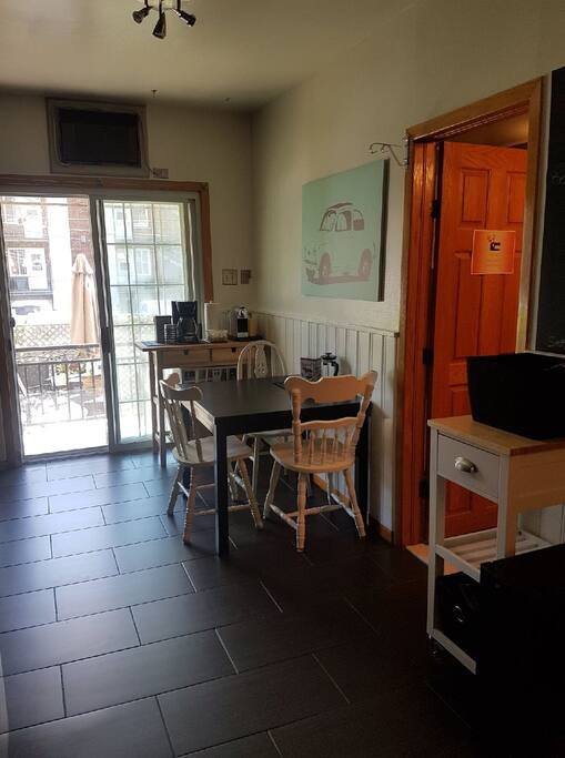 Kitchen/Cuisine-Salle à manger