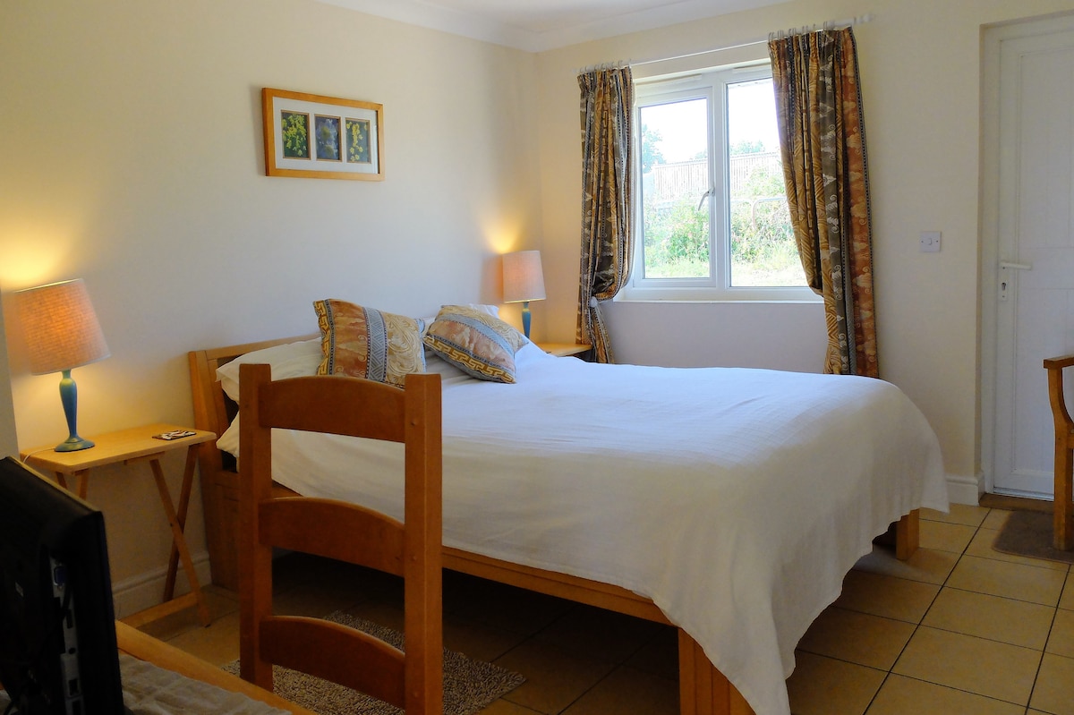 Брачен кревет (широк 150-179 см) со бања со туш кабина, крило на Russet. Надворешна врата со директен пристап до паркинг.
