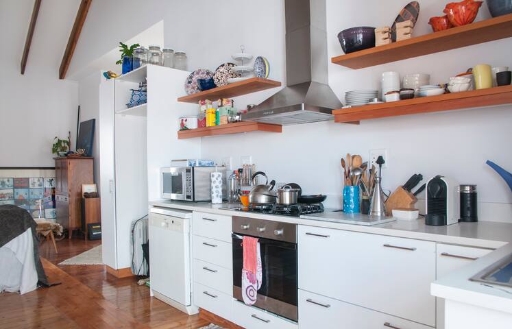 Sunny spacious 2-bed sanctuary in vibey Greenpoint gallery image 2