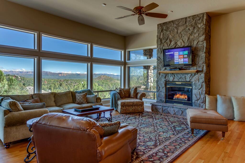 Look At That View! Fireplace, TV, Cable, Roku, DVD, WIFI