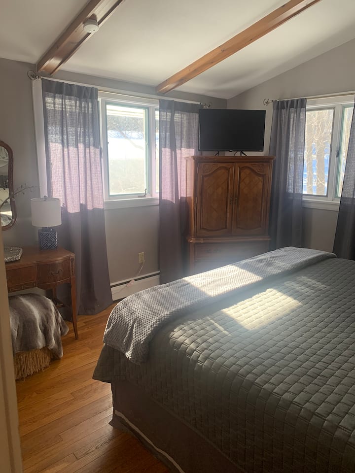 Kingsize bed met smart-tv