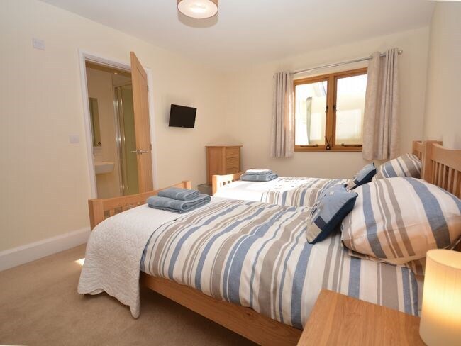 Spacious Twin Bedroom 