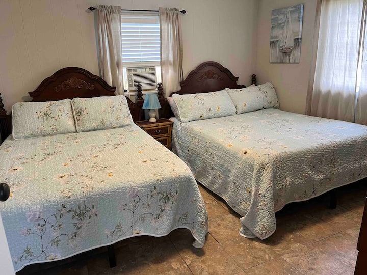 1 брачен кревет (широк 150-179 см) и 1 целосен кревет (широк 180-179 см) во спалната соба 1