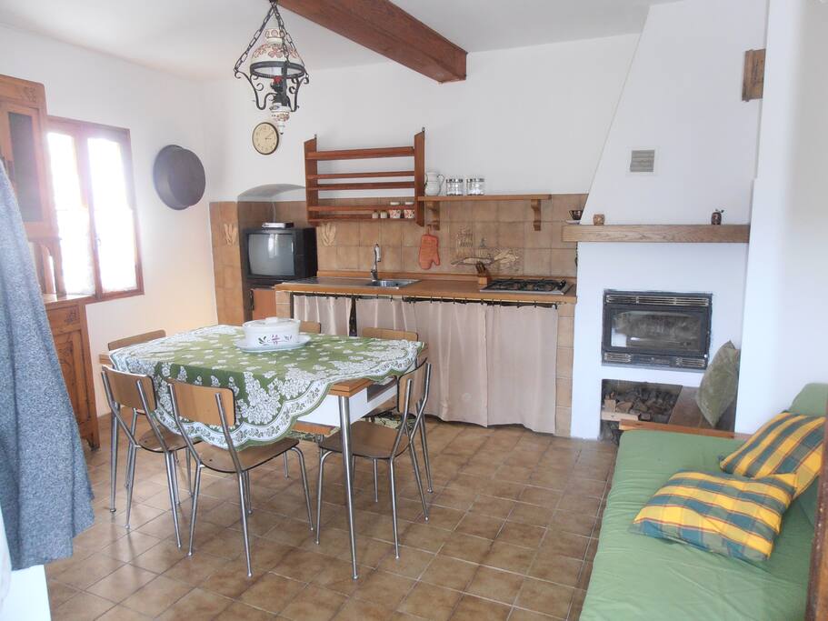 cucina attrezzata con divano letto matrimoniale