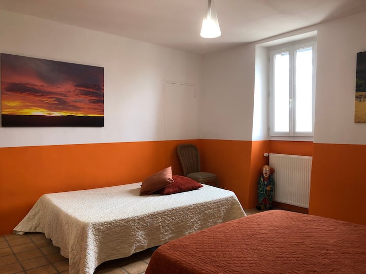 卧室1：两张140x200厘米的床。