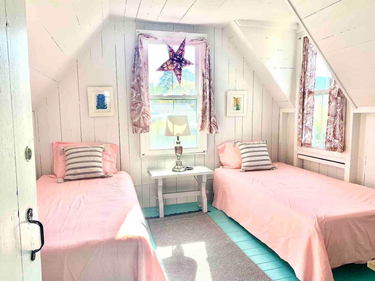 Dve samostatné postele je možné premeniť na manželskú posteľ s manželským matracom s penovou podložkou pridanou na vrch matracov. 