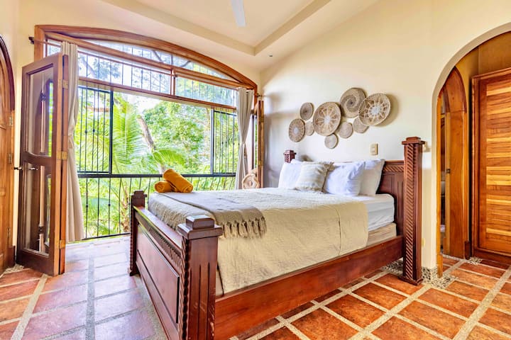 Slaapkamer met eigen badkamer op de 1e verdieping. Tweepersoonsbed. Uitzicht op de oceaan en de jungle. A/C. Directe toegang tot terras van de 1e verdieping waar het zwembad en de hot tub zich bevinden