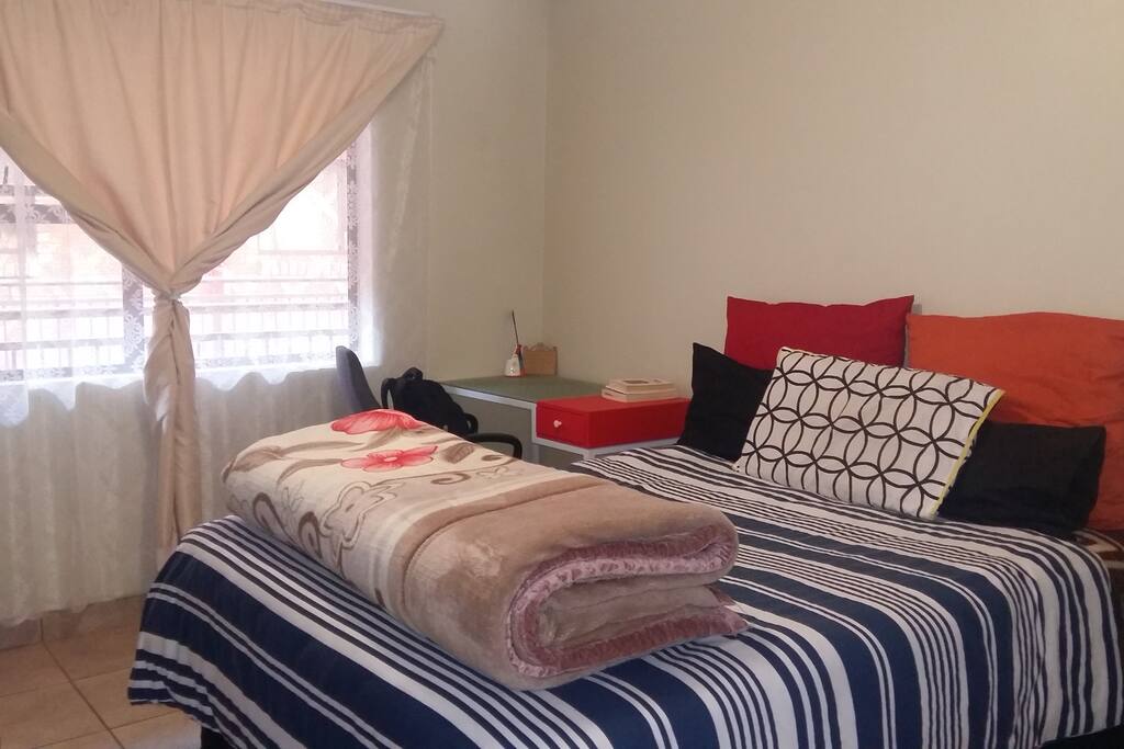 Warm and light room with a double bed, suitable for a couple.