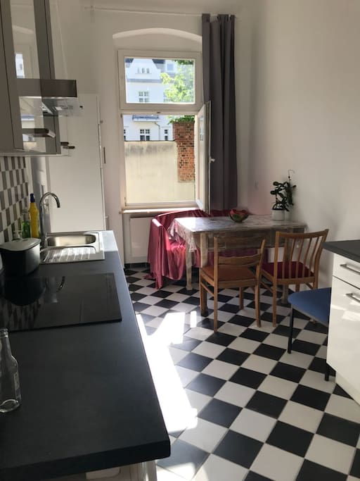 Küche mit Spülmaschine