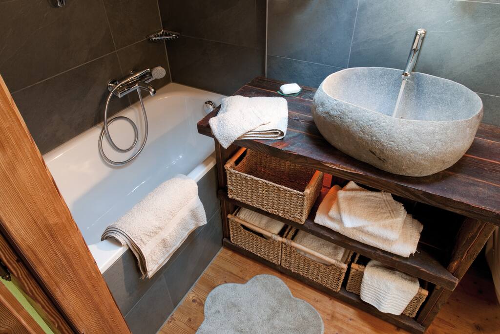Salle de bain de l'étage, avec baignoire, lavabo et WC