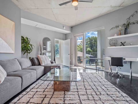 Successful Airbnb property: Lovely 2/2 Thorton Park Condo w/ secure parking in South Eola